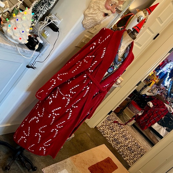 Luxurious POTTERY BARN Red Candy Cane Robe - Picture 16 of 16